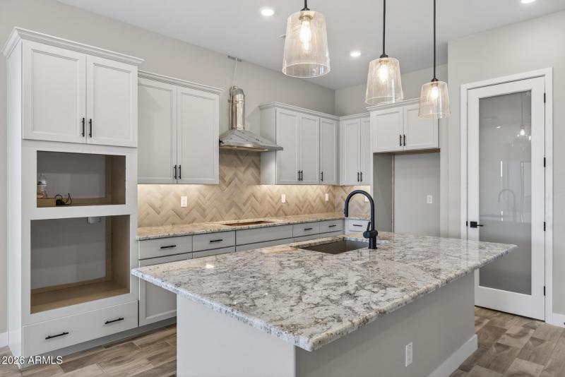8)KITCHEN