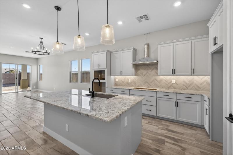 10)KITCHEN