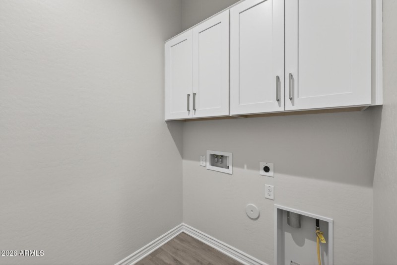 31)LAUNDRY ROOM
