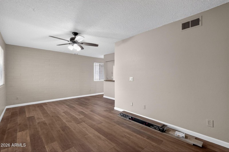 16_4127_N_74th_Ave_Phoenix_AZ_85033-Livi