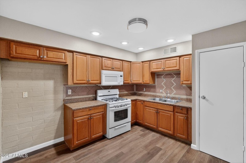 21_4127_N_74th_Ave_Phoenix_AZ_85033-Kitc