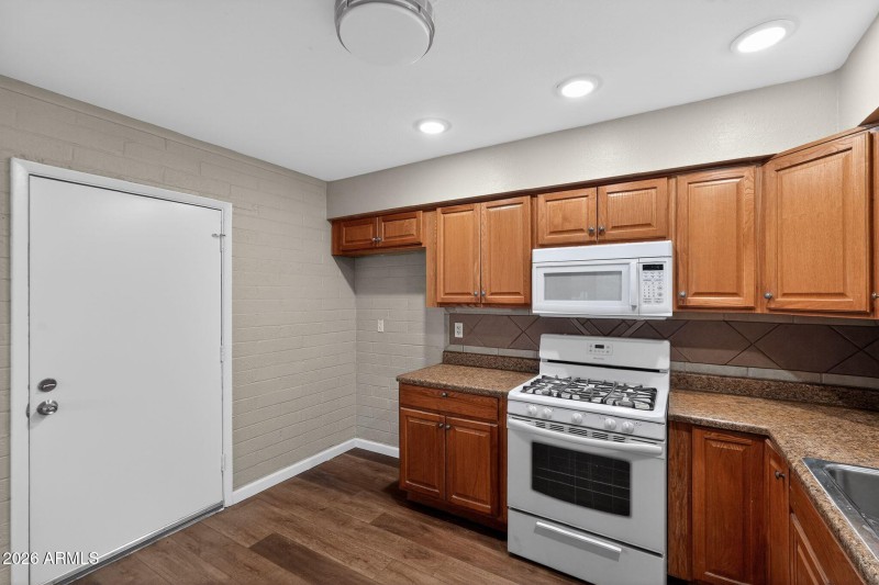 22_4127_N_74th_Ave_Phoenix_AZ_85033-Kitc