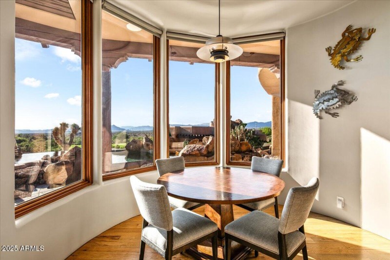 32-Breakfast Nook