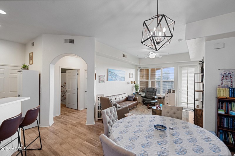 05-Dining to Kitchen