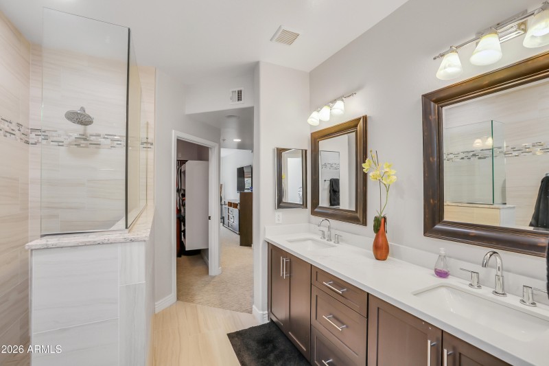 Double sinks in main bath