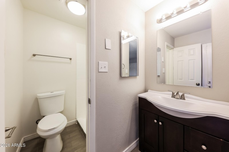 011-photo-main-bathroom-15009708