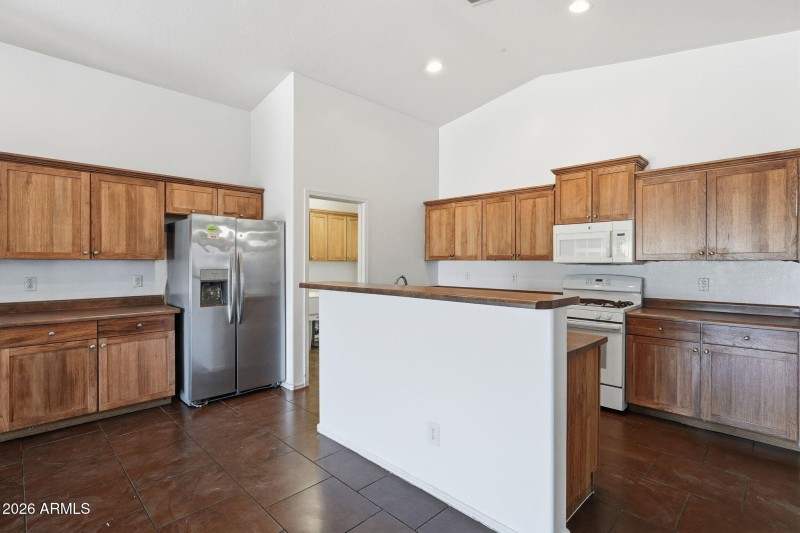 THIS KITCHEN HAS SO MUCH SPACE!!!