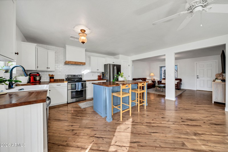 15957 W Crocus Dr-15_(2048)