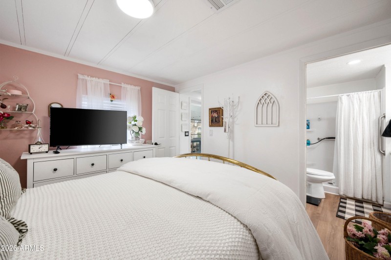 21-Primary Bedroom (2)