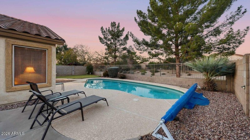 Heated Pool w Solar Blanket