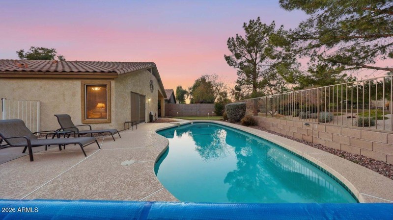 Heated Pool w Solar Blanket