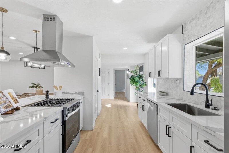 16-4210_N_18th_Ave_53