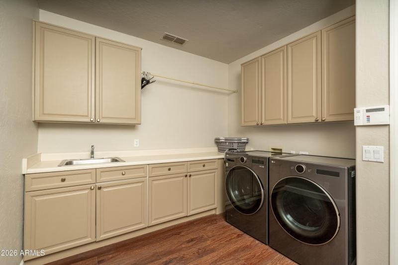 Large Laundry w Prep Sink