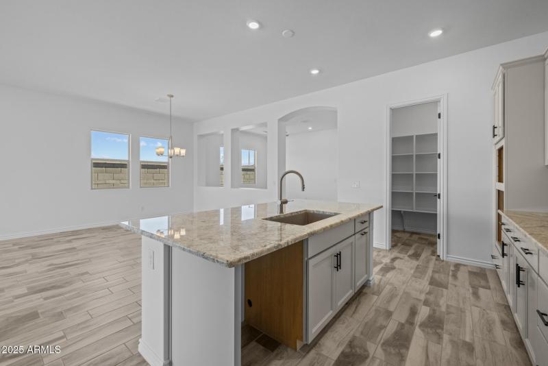 10)KITCHEN