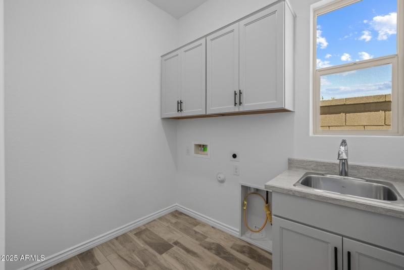 24)LAUNDRY ROOM