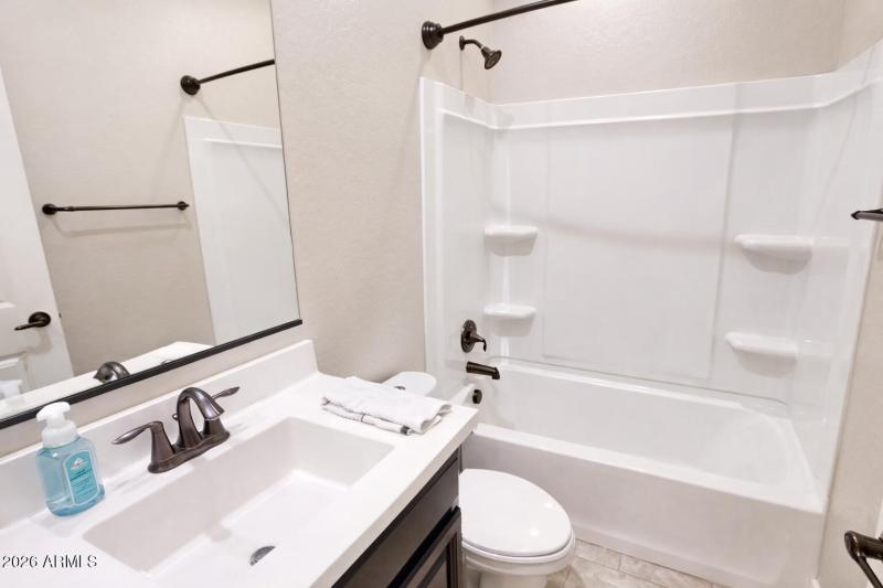 Guest bath (3)