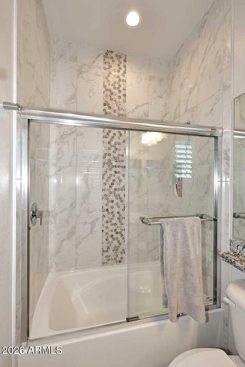 Guest Bedroom-Ensuite Tub