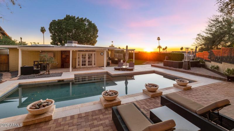 2260 E Palmaire Ave-large-042-044-TOD431