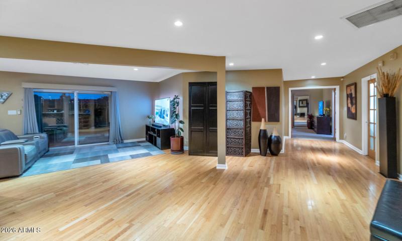 2260 E Palmaire Ave-large-056-053-TOD435