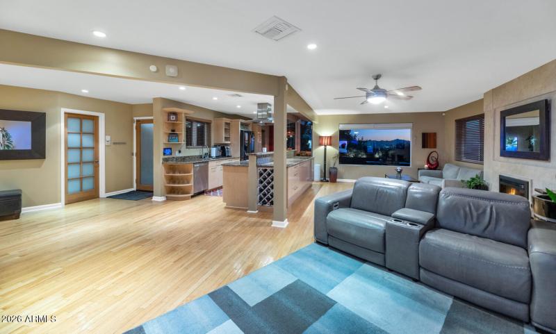 2260 E Palmaire Ave-large-053-055-TOD435