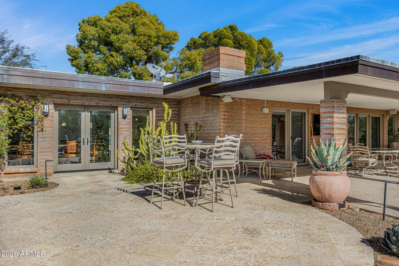 32backyard patio lounge