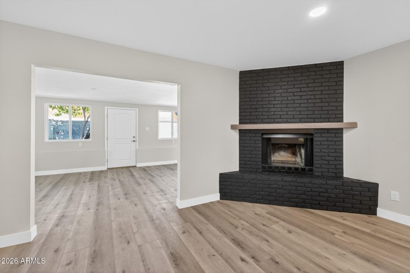 15_7352_W_Meadowbrook_Ave15_mls