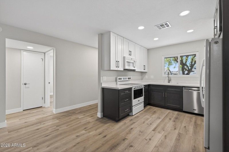 16_7352_W_Meadowbrook_Ave16_mls