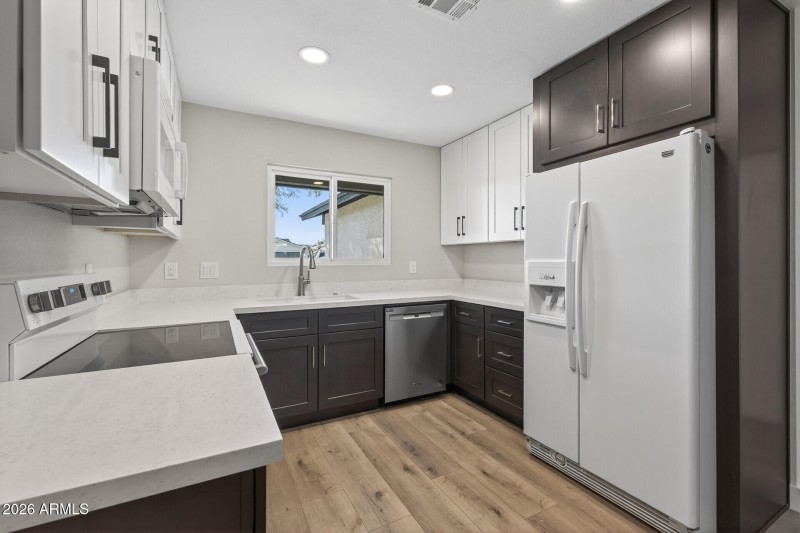 17_7352_W_Meadowbrook_Ave17_mls