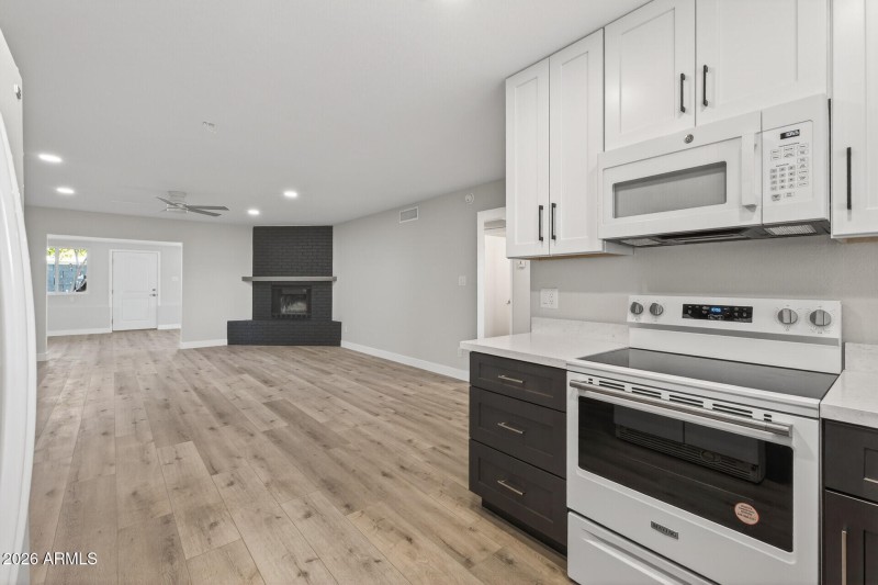 18_7352_W_Meadowbrook_Ave18_mls