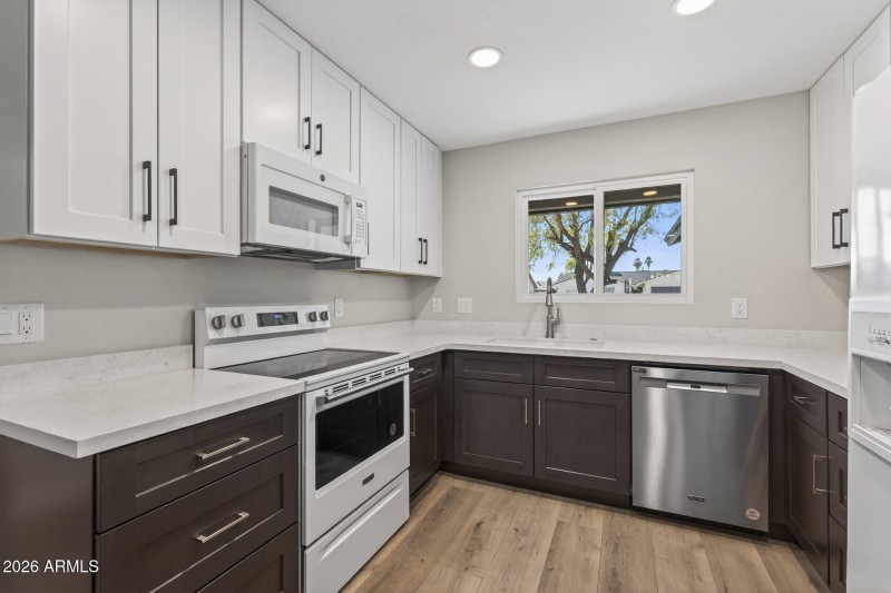 20_7352_W_Meadowbrook_Ave20_mls