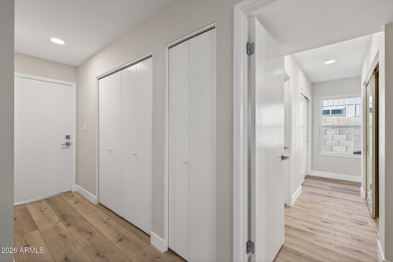 21_7352_W_Meadowbrook_Ave21_mls