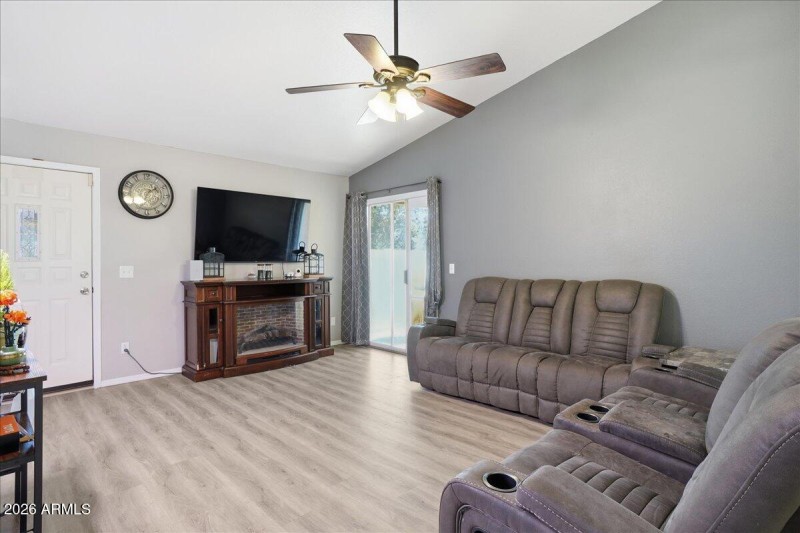 12-4013 E Alder Ave_RedHogMedia