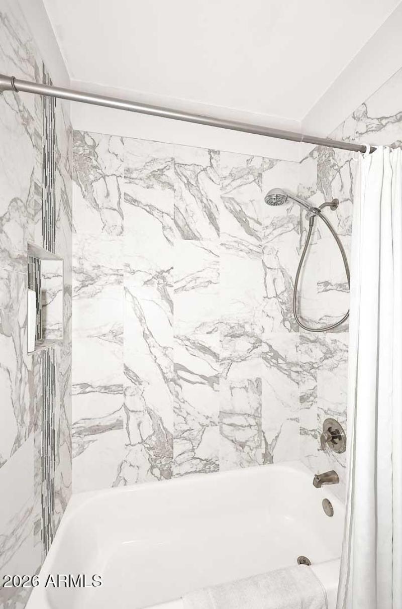 Guest Bedroom-Ensuite Tub