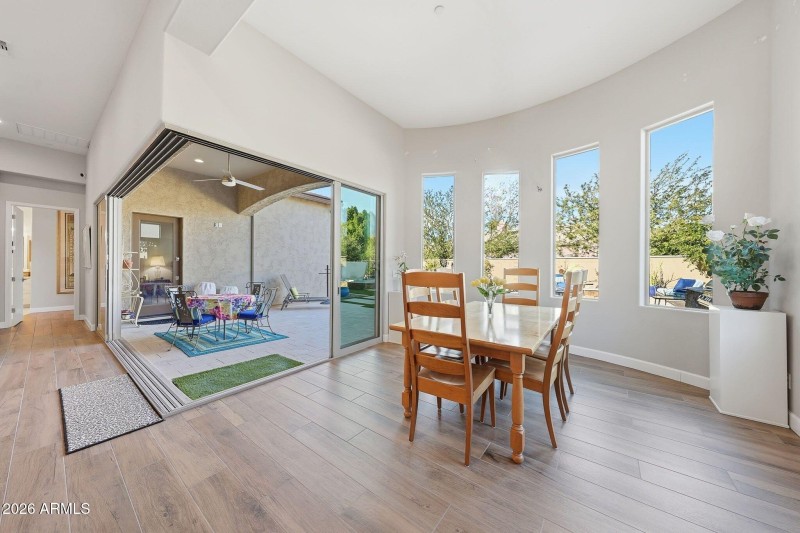 Bright Eat-in Kitchen