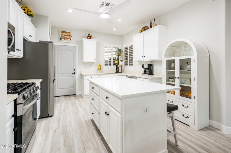 Kitchen Island with Quarts