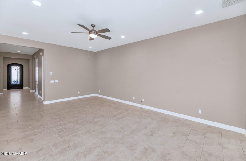 6919 E Russell St-large-005-025-6919 E R