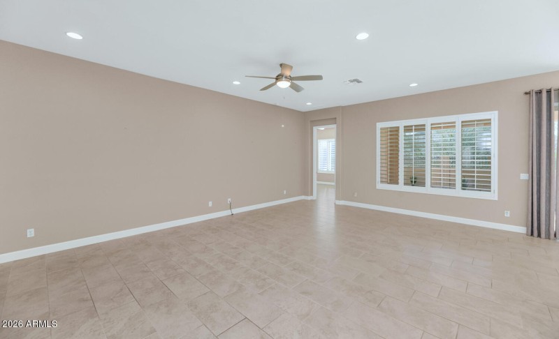 6919 E Russell St-large-008-023-6919 E R