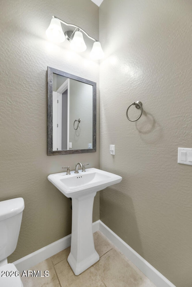 6919 E Russell St-large-024-013-6919 E R