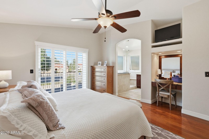 Primary Suite (Upstairs)