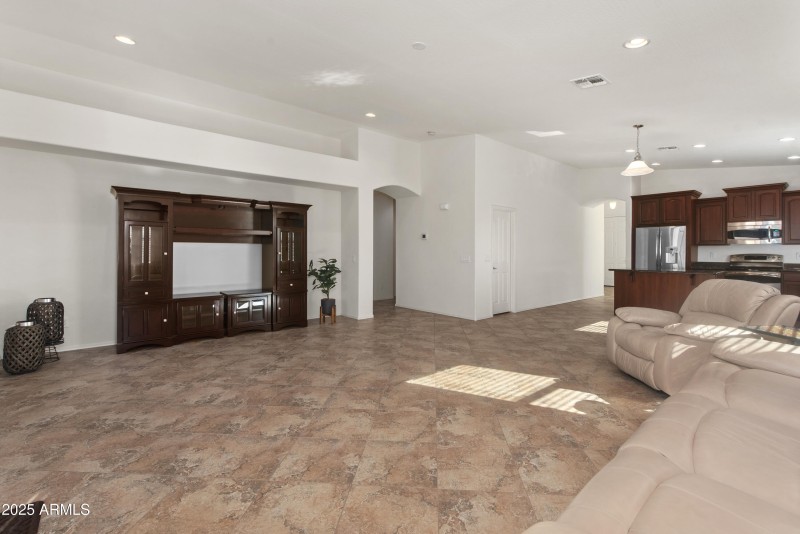 18222-E-la-Posada-Ct-18