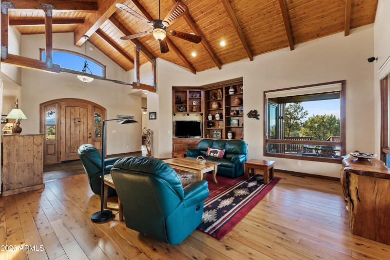 13-Living Room (2)