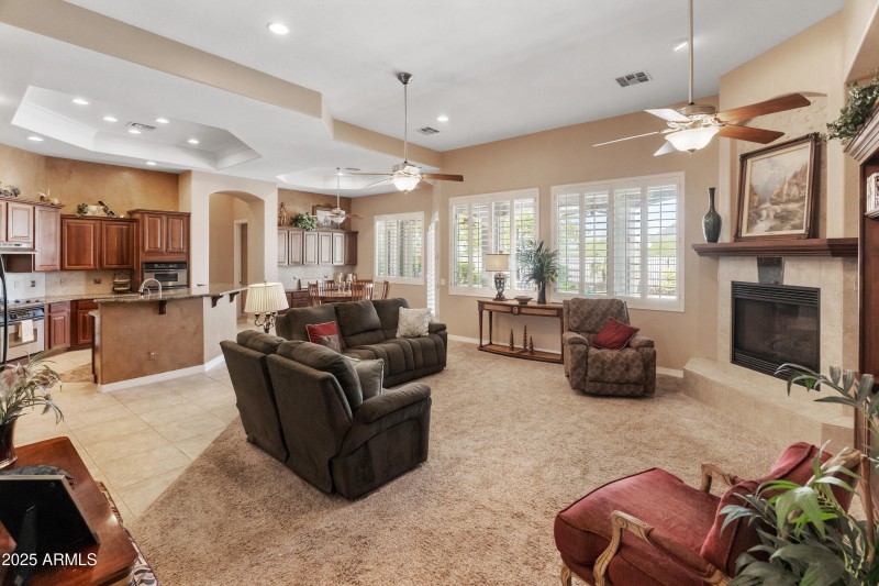 4110 W Oraibi Dr-32.jpgf room and kitche