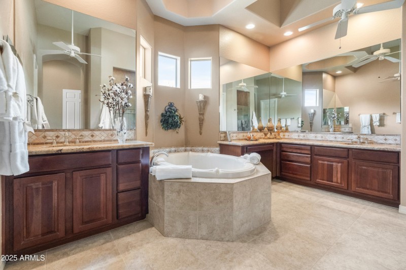 4110 W Oraibi Dr-12 opposite bathroom