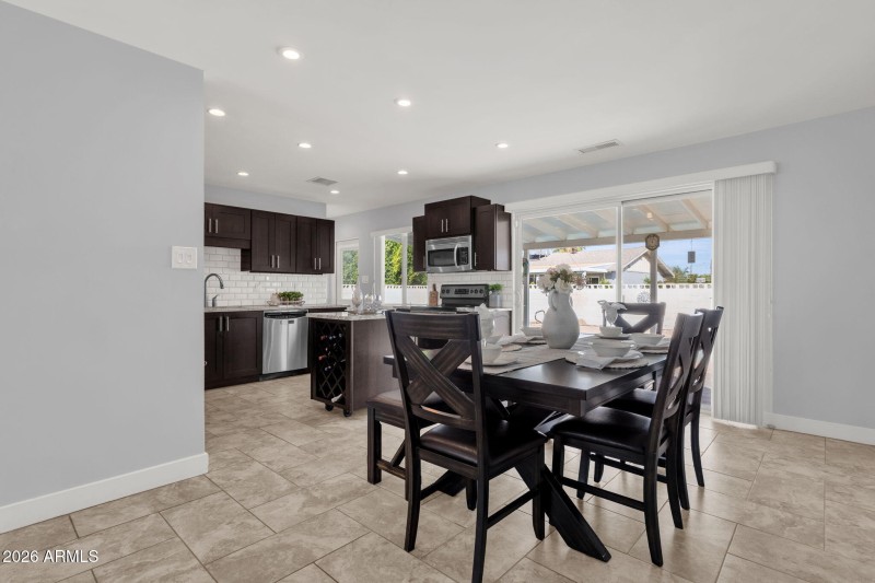 12-web-or-mls-8520-e-plaza-ave