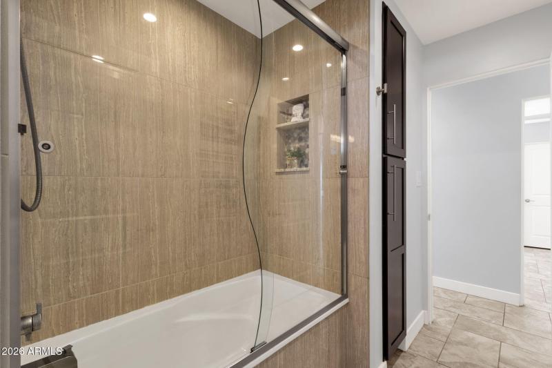 19-web-or-mls-8520-e-plaza-ave