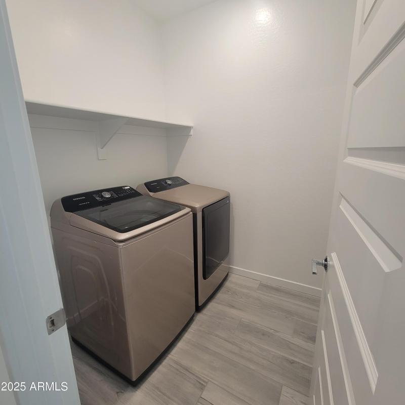 Laundry with Modern W/D