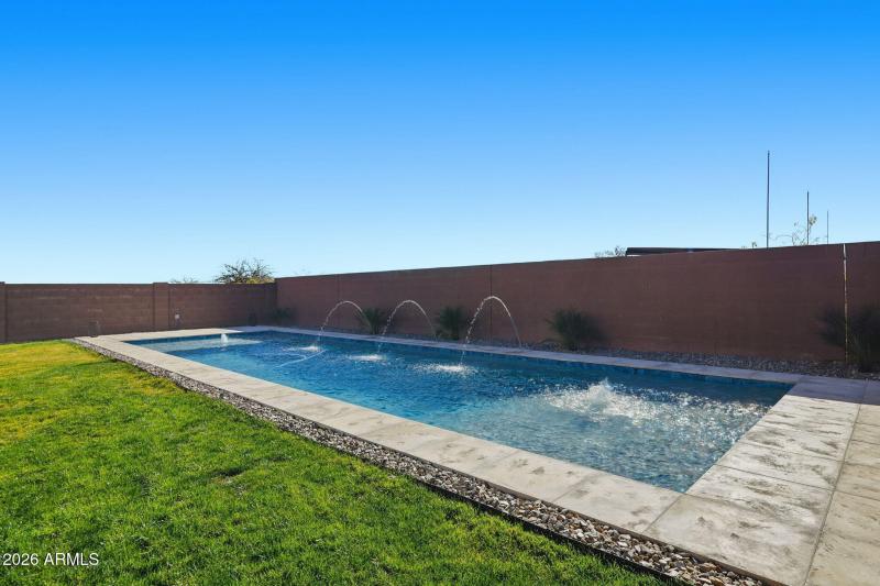 Gorgeous pool w/ water features