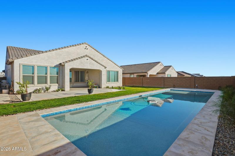 Sparkling Pool & grass yard