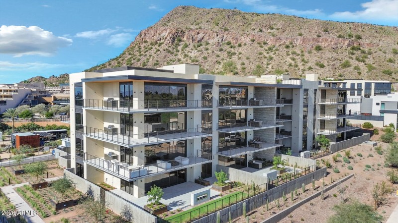 4849 N Camelback Rdg Dr-large-003-004-48