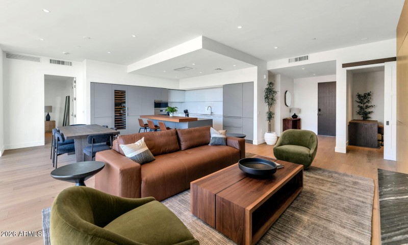 4849 N Camelback Rdg Dr-large-008-018-48